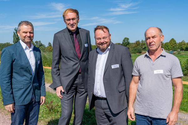 Stadt Freiburg, Deutsche Bahn und Gemeinde Teningen kooperieren zum Wohl der Natur - Von links: Jochen Tuschter (Geschäftsführer Stadionbaugesellschaft Freiburg), Baubürgermeister Prof. Dr. Martin Haag, Bürgermeister Heinz-Rudolf Hagenacker, Landwirt Stefan Engler. Stadt Freiburg, Deutsche Bahn und Gemeinde Teningen kooperieren zum Wohl der Natur - Von links: Jochen Tuschter (Geschäftsführer Stadionbaugesellschaft Freiburg), Baubürgermeister Prof. Dr. Martin Haag, Bürgermeister Heinz-Rudolf Hagenacker, Landwirt Stefan Engler.
