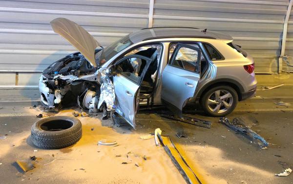 Hugenwaldtunnel in Waldkirch komplett gesperrt - Zwei Fahrzeuge in Unfall involviert.
Foto: Freiwillige Feuerwehr Waldkirch Hugenwaldtunnel in Waldkirch komplett gesperrt - Zwei Fahrzeuge in Unfall involviert.
Foto: Freiwillige Feuerwehr Waldkirch