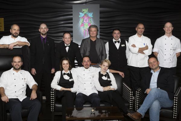 Hintere Reihe (v. l.): Oliver Rausch (Küchenchef „s´Herrehus“ bzw. künftig „Regional“), Pascal Ruf (Stellv. Hoteldirektor), Michel Schilling (Serviceleiter), René Gessler (Hotelier), Adriano Personé (Serviceleitung), Peter Bürgin (Küchenchef Bankettküche), Oliver Fritzsche (Sous-Chef „s´Badische Wirtshus“ bzw. künftig „Cross-over“). Vordere Reihe v. l.: Christian Koch (Sous-Chef „s´Herrehus“ bzw. künftig „Regional“), Lisa-Maria Jahn
(Bankettleitung), Giuseppe Bianchimani (Küchenleitung „Limoncello“ bzw. künftig „Vivothek“), Isabella Schneider (Serviceleitung „Limoncello“ bzw. künftig „Vivothek“), Johannes Gessler (Geschäftsführer).
Küchenchef René Büscher („s´Badische Wirtshus“ bzw. künftig „Cross-over“) fehlte leider beim Fototermin.
Foto Ralf Deckert Hintere Reihe (v. l.): Oliver Rausch (Küchenchef „s´Herrehus“ bzw. künftig „Regional“), Pascal Ruf (Stellv. Hoteldirektor), Michel Schilling (Serviceleiter), René Gessler (Hotelier), Adriano Personé (Serviceleitung), Peter Bürgin (Küchenchef Bankettküche), Oliver Fritzsche (Sous-Chef „s´Badische Wirtshus“ bzw. künftig „Cross-over“). Vordere Reihe v. l.: Christian Koch (Sous-Chef „s´Herrehus“ bzw. künftig „Regional“), Lisa-Maria Jahn
(Bankettleitung), Giuseppe Bianchimani (Küchenleitung „Limoncello“ bzw. künftig „Vivothek“), Isabella Schneider (Serviceleitung „Limoncello“ bzw. künftig „Vivothek“), Johannes Gessler (Geschäftsführer).
Küchenchef René Büscher („s´Badische Wirtshus“ bzw. künftig „Cross-over“) fehlte leider beim Fototermin.
Foto Ralf Deckert