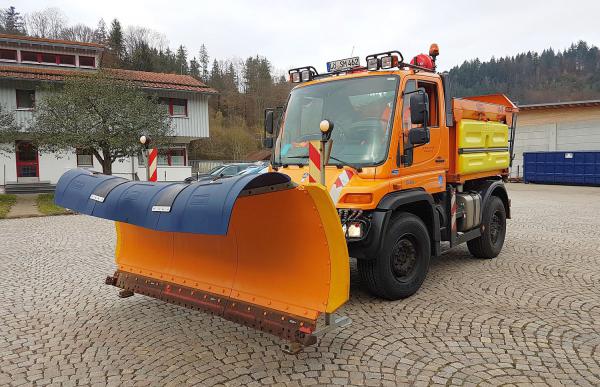 Straßenmeistereien im Landkreis Lörrach sind auf den Winter vorbereitet.
Für den Winter gerüstet: Eines der insgesamt 23 Fahrzeuge, mit denen die Straßenmeistereien im Landkreis die Straßen befahrbar halten.
Foto: Landratsamt Lörrach Straßenmeistereien im Landkreis Lörrach sind auf den Winter vorbereitet.
Für den Winter gerüstet: Eines der insgesamt 23 Fahrzeuge, mit denen die Straßenmeistereien im Landkreis die Straßen befahrbar halten.
Foto: Landratsamt Lörrach