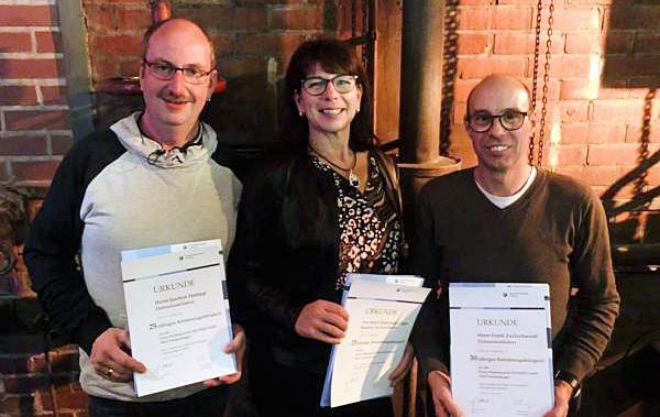 Herzlichen Glückwunsch unseren Jubilaren!
Von links: Joachim Hodapp (25 Jahre), Karin Hagenunger-Jäger (25 Jahre),
Frank Zuckschwerdt (30 Jahre)
Herzlichen Glückwunsch unseren Jubilaren!
Von links: Joachim Hodapp (25 Jahre), Karin Hagenunger-Jäger (25 Jahre),
Frank Zuckschwerdt (30 Jahre)