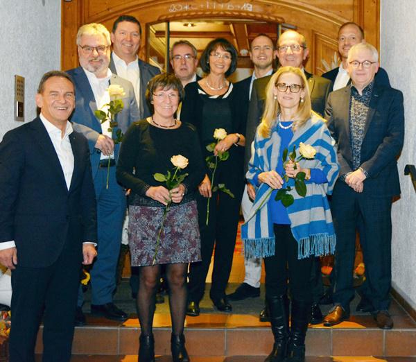 V.li.: Die 40- und 45-jährigen Mitabeiter-Jubilare der Volksbank zusammen mit dem Vorstand bei der Jubiläums-Feier: Vorstandsvorsitzender Karl-Heinz Dreher, Dietmar Zeug, Reinhold Mack. Edelgard Blum, Vorstand Markus Singler, Maria Nitti, Vorstand Patrick Heil, Manuela Burghardt, Georg Reinbold, Vorstand Fritz Schultis und Klaus Holzer V.li.: Die 40- und 45-jährigen Mitabeiter-Jubilare der Volksbank zusammen mit dem Vorstand bei der Jubiläums-Feier: Vorstandsvorsitzender Karl-Heinz Dreher, Dietmar Zeug, Reinhold Mack. Edelgard Blum, Vorstand Markus Singler, Maria Nitti, Vorstand Patrick Heil, Manuela Burghardt, Georg Reinbold, Vorstand Fritz Schultis und Klaus Holzer