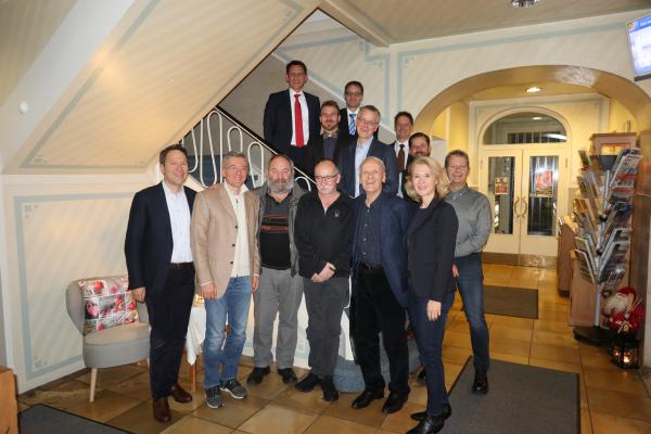 Die Arbeitsjubilare von Busch mit den Geschäftsführern: (vordere Reihe) Kaya Busch, Sami Busch, Edwin Sänger, Klaus Zimmermann, Dr. Karl Busch, Ayla Busch; dahinter von links Roland Zundl (Geschäftsführer Dr.-Ing. K. Busch GmbH), Tim Greiner, Thilo Rau (Geschäftsführer Busch Dienste GmbH), Stefan Gaßmann, Dr. Martin Gutmann (Geschäftsführer Busch Produktions GmbH), Oliver Laguna, Thomas Köpfer Die Arbeitsjubilare von Busch mit den Geschäftsführern: (vordere Reihe) Kaya Busch, Sami Busch, Edwin Sänger, Klaus Zimmermann, Dr. Karl Busch, Ayla Busch; dahinter von links Roland Zundl (Geschäftsführer Dr.-Ing. K. Busch GmbH), Tim Greiner, Thilo Rau (Geschäftsführer Busch Dienste GmbH), Stefan Gaßmann, Dr. Martin Gutmann (Geschäftsführer Busch Produktions GmbH), Oliver Laguna, Thomas Köpfer