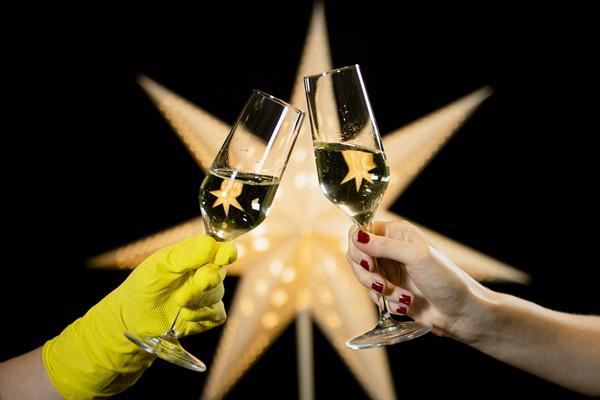 Das Anstoßen auf die Feiertage kann so oder so aussehen: im Job – oder ganz privat. Für
Gebäudereinigerinnen gilt: Sie haben entweder Heiligabend oder Silvester frei. Dafür hat sich die IG BAU als Gewerkschaft der Reinigungskräfte stark gemacht.
Foto: IG Bau Das Anstoßen auf die Feiertage kann so oder so aussehen: im Job – oder ganz privat. Für
Gebäudereinigerinnen gilt: Sie haben entweder Heiligabend oder Silvester frei. Dafür hat sich die IG BAU als Gewerkschaft der Reinigungskräfte stark gemacht.
Foto: IG Bau