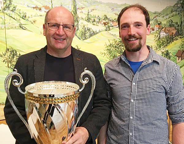 Motorsportler des Jahres wurde Alexander Hin aus Elzach, hier mit Sportleiter Sebastian Fakler aus Endingen. Motorsportler des Jahres wurde Alexander Hin aus Elzach, hier mit Sportleiter Sebastian Fakler aus Endingen.