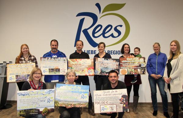 12.200 Euro der Rees-FrischeMärkte für ehrenamtliches Engagement in der Regio -
Rechts: Projektbetreuerin Janine Diebold und links davon Tanja Rees.

REGIOTRENDS-Foto: Reinhard Laniot