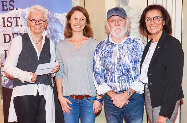 Sonja Zitzmann und Burkhard Pieske berichteten in Rust über Abenteuer, Erlebnisse und Erkenntnisse.
Barbara Dickmann (links) und Marianne Mack (rechts) mit den beiden Referenten Sonja Zitzmann und Burghard Pieske.
Foto: Europa-Park Sonja Zitzmann und Burkhard Pieske berichteten in Rust über Abenteuer, Erlebnisse und Erkenntnisse.
Barbara Dickmann (links) und Marianne Mack (rechts) mit den beiden Referenten Sonja Zitzmann und Burghard Pieske.
Foto: Europa-Park
