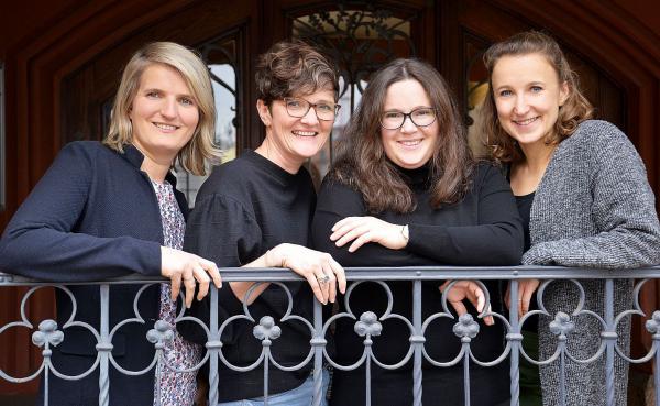 Telefonische Beratung für junge Familien - Die "Frühen Hilfen" im Landkreis Lörrach unterstützen auch während der Corona-Krise.
Das Team der Frühen Hilfen des Landkreises Lörrach: (von links) Viola Frei, Beate Schapfel, Christine Sautter und Ronja Neumann.
Foto: Landratsamt Lörrach - Fotohaus Trefzger, Lörrach Telefonische Beratung für junge Familien - Die "Frühen Hilfen" im Landkreis Lörrach unterstützen auch während der Corona-Krise.
Das Team der Frühen Hilfen des Landkreises Lörrach: (von links) Viola Frei, Beate Schapfel, Christine Sautter und Ronja Neumann.
Foto: Landratsamt Lörrach - Fotohaus Trefzger, Lörrach