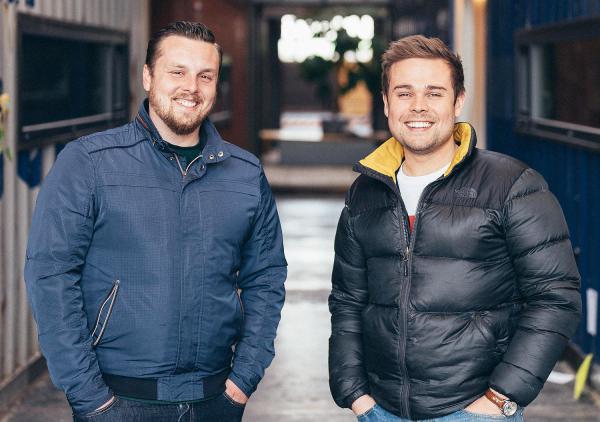 Kooperation gegen die Krise - Lokhallen Community Freiburg reagiert mit Online-Plattform und maßgeschneiderten Angeboten für Unternehmen.
Jonas Lorscheid (DIKKES WASSAR, links) und Robin Teuffel (Image Media)
Foto: Johannes Meger Photography Kooperation gegen die Krise - Lokhallen Community Freiburg reagiert mit Online-Plattform und maßgeschneiderten Angeboten für Unternehmen.
Jonas Lorscheid (DIKKES WASSAR, links) und Robin Teuffel (Image Media)
Foto: Johannes Meger Photography