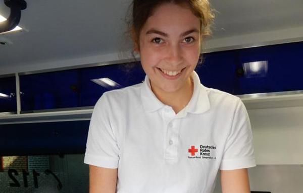 Rettungshelferin Chiara Dilberger kontrolliert bei Dienstantritt auch den automatischen Defibrillator ihres Krankentransportwagens. Rettungshelferin Chiara Dilberger kontrolliert bei Dienstantritt auch den automatischen Defibrillator ihres Krankentransportwagens.