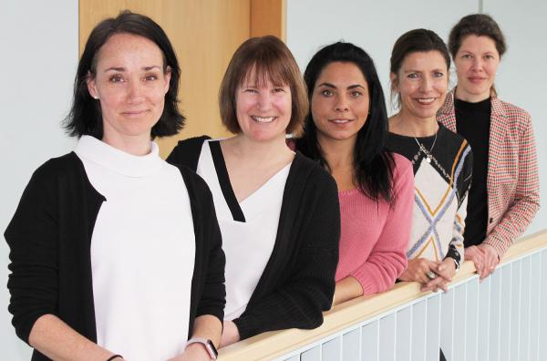 Empowerment für junge Frauen - Hochschule Offenburg startete mit neuem Mentoring-Programm.
Das Gleichstellungsteam der Hochschule Offenburg, das das Projekt „Mentoring Future“ konzipiert hat (von links): Daniela Bartelt (Projektleiterin des Mentoringprogramms), Professorin Andrea Müller (Gleichstellungsbeauftragte der Hochschule), Linda Kunath-Ünver (Projektleiterin von MINT4Girls), Christine Parsdorfer (Projektleiterin des Professorinnenprogramms) und Professorin Sabine Burg des Sousa Ferreira (Gleichstellungsbeauftragte der Fakultät Medien und Informationswesen).
Foto: Hochschule Offenburg Empowerment für junge Frauen - Hochschule Offenburg startete mit neuem Mentoring-Programm.
Das Gleichstellungsteam der Hochschule Offenburg, das das Projekt „Mentoring Future“ konzipiert hat (von links): Daniela Bartelt (Projektleiterin des Mentoringprogramms), Professorin Andrea Müller (Gleichstellungsbeauftragte der Hochschule), Linda Kunath-Ünver (Projektleiterin von MINT4Girls), Christine Parsdorfer (Projektleiterin des Professorinnenprogramms) und Professorin Sabine Burg des Sousa Ferreira (Gleichstellungsbeauftragte der Fakultät Medien und Informationswesen).
Foto: Hochschule Offenburg