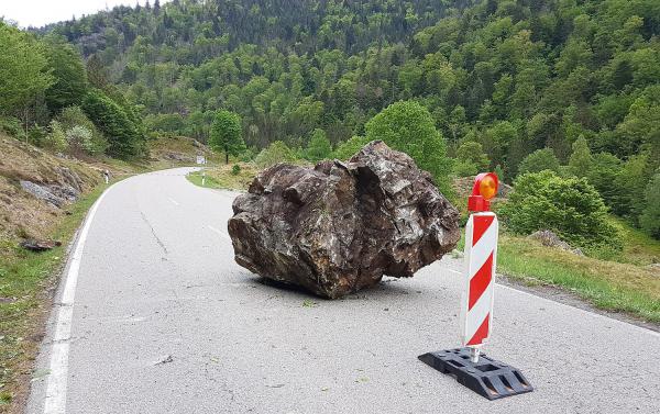 Landesstraße 149 zwischen Präg und Bernau im Landkreis Lörrach wegen Felssturz derzeit voll gesperrt - Umleitung eingerichtet via Todtmoos und Bernau.
Foto: Landratsamt Lörrach Landesstraße 149 zwischen Präg und Bernau im Landkreis Lörrach wegen Felssturz derzeit voll gesperrt - Umleitung eingerichtet via Todtmoos und Bernau.
Foto: Landratsamt Lörrach