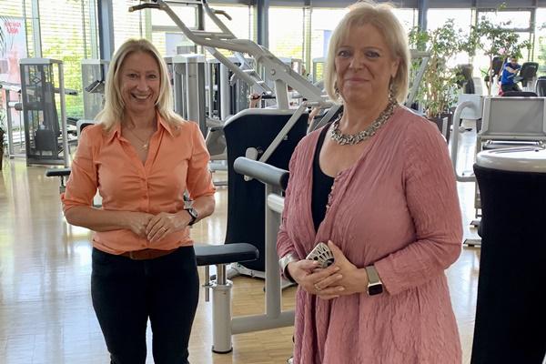 Sabine Wölfle (r)  zu Besuch im INJOY Sports- & Wellnessclub Emmendingen