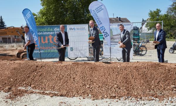 Von links: Stefan Göppert (Geschäftsführer Elztal Holzhaus GmbH), Jörg Straub (Vorstand Bauverein Breisgau eG), Thomas Gedemer (Bürgermeister Stadt Herbolzheim), Marc Ullrich (Vorstandsvorsitzender Bauverein Breisgau eG), Marcel Enderle (Volksbank Lahr eG) Von links: Stefan Göppert (Geschäftsführer Elztal Holzhaus GmbH), Jörg Straub (Vorstand Bauverein Breisgau eG), Thomas Gedemer (Bürgermeister Stadt Herbolzheim), Marc Ullrich (Vorstandsvorsitzender Bauverein Breisgau eG), Marcel Enderle (Volksbank Lahr eG)