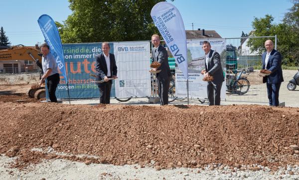 Von links: Stefan Göppert (Geschäftsführer Elztal Holzhaus GmbH), Jörg Straub (Vorstand Bauverein Breisgau eG), Thomas Gedemer (Bürgermeister Stadt Herbolzheim), Marc Ullrich (Vorstandsvorsitzender Bauverein Breisgau eG), Marcel Enderle (Volksbank Lahr eG)