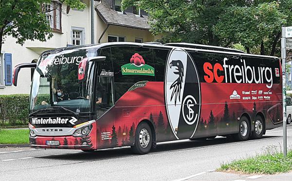 Fußball: Saisonabschluss auch Bundesliga-Abschied aus dem Schwarzwaldstadion? - Der SC-Bus auf dem Weg zum Stadion!
REGIOTRENDS-Foto: Stephan Eckenfels Fußball: Saisonabschluss auch Bundesliga-Abschied aus dem Schwarzwaldstadion? - Der SC-Bus auf dem Weg zum Stadion!
REGIOTRENDS-Foto: Stephan Eckenfels