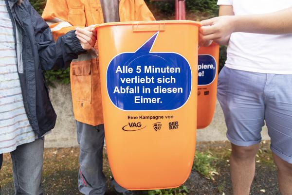 Freche Sprüche für Sauberkeit - Schüler des 8er-Rats zur Jugendbeteiligung, Freiburger Verkehrs AG sowie Abfallwirtschaft und Stadtreinigung Freiburg starteten Kampagne.
Foto: Freiburger Verkehrs AG Freche Sprüche für Sauberkeit - Schüler des 8er-Rats zur Jugendbeteiligung, Freiburger Verkehrs AG sowie Abfallwirtschaft und Stadtreinigung Freiburg starteten Kampagne.
Foto: Freiburger Verkehrs AG