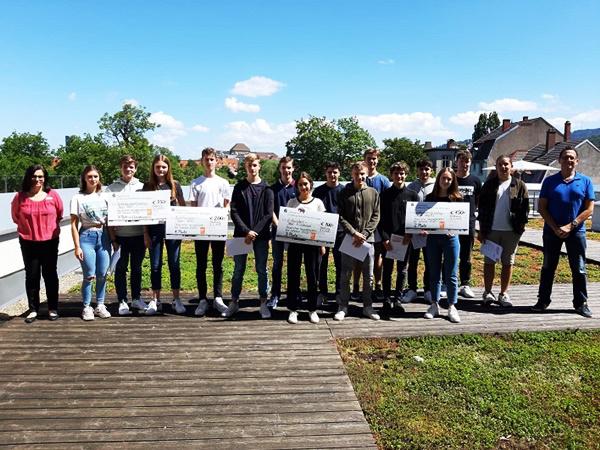 Die Siegerteams mit Lehrer Heiko Utzinger
Beim Deutschen Gründerpreis für Schüler übernimmt jedes Teammitglied einen eigenen Verantwortungsbereich. „Selbständiges Denken und Handeln werden so gefördert. Die Schüler stärken ihre Team- und Führungsqualitäten und beweisen über vier Monate ihre Fähigkeiten, komplexe Fragestellungen mit Engagement und Kreativität zu lösen“, so Gudrun Öhler, Projektleiterin der Sparkasse.
Bild: Sparkasse Die Siegerteams mit Lehrer Heiko Utzinger
Beim Deutschen Gründerpreis für Schüler übernimmt jedes Teammitglied einen eigenen Verantwortungsbereich. „Selbständiges Denken und Handeln werden so gefördert. Die Schüler stärken ihre Team- und Führungsqualitäten und beweisen über vier Monate ihre Fähigkeiten, komplexe Fragestellungen mit Engagement und Kreativität zu lösen“, so Gudrun Öhler, Projektleiterin der Sparkasse.
Bild: Sparkasse