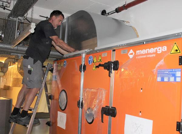 NEUE LÜFTUNGSANLAGE: Handwerker beim Montieren der Lüftungskanäle.
Foto: Landratsamt Emmendingen – Ulrich Spitzmüller NEUE LÜFTUNGSANLAGE: Handwerker beim Montieren der Lüftungskanäle.
Foto: Landratsamt Emmendingen – Ulrich Spitzmüller