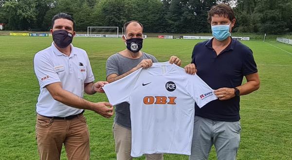 Das Foto zeigt den stellvertretenden Markleiter des Emmendinger OBI-Marktes, Denis Fedorez (links) sowie Andreas Rees (rechts), Juniorchef des gleichnamigen Unternehmens, bei der Trikotübergabe an den FCE-Vorsitzenden. Das Foto zeigt den stellvertretenden Markleiter des Emmendinger OBI-Marktes, Denis Fedorez (links) sowie Andreas Rees (rechts), Juniorchef des gleichnamigen Unternehmens, bei der Trikotübergabe an den FCE-Vorsitzenden.