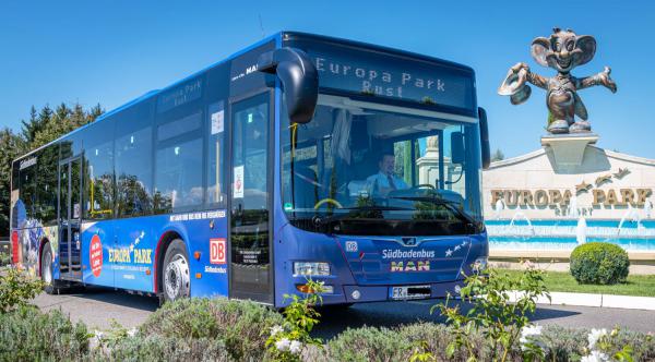 Neu gestalteter „Europa-Park- & Rulantica-Bus“ im Linienverkehr unterwegs - Bus wirbt seit Mitte August im Hochschwarzwald und auf der Baar für umweltfreundliche Anreise in Deutschlands größten Freizeitpark in Rust.
Foto: Deutsche Bahn AG - Europa-Park Neu gestalteter „Europa-Park- & Rulantica-Bus“ im Linienverkehr unterwegs - Bus wirbt seit Mitte August im Hochschwarzwald und auf der Baar für umweltfreundliche Anreise in Deutschlands größten Freizeitpark in Rust.
Foto: Deutsche Bahn AG - Europa-Park