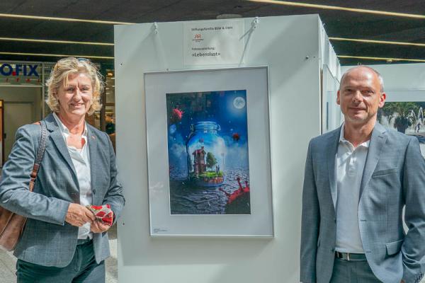 Bahn-Fotografen zeigen Wanderausstellung „Lebenslust“ im Hauptbahnhof in Freiburg.
Barbara Sciesinski (Stiftungsfamilie BSW & EWH) und Bahnhofsmanager Rolf Band. Bahn-Fotografen zeigen Wanderausstellung „Lebenslust“ im Hauptbahnhof in Freiburg.
Barbara Sciesinski (Stiftungsfamilie BSW & EWH) und Bahnhofsmanager Rolf Band.