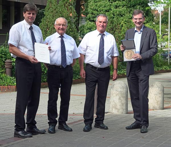 Der Erste Landesbeamte des Ortenaukreises, Nikolas Stoermer (rechts) überreichte die renommierte Zelter-Plakette. (Von links: 2. Vorstand Dirk Kapp, ehemaliger 1. Vors. und ältester aktiver Sänger Walter Selzer, 1. Vorstand Hermann Reif, Erster Landesbeamter Nikolas Stoermer)
Bild Landratsamt Ortenaukreis Der Erste Landesbeamte des Ortenaukreises, Nikolas Stoermer (rechts) überreichte die renommierte Zelter-Plakette. (Von links: 2. Vorstand Dirk Kapp, ehemaliger 1. Vors. und ältester aktiver Sänger Walter Selzer, 1. Vorstand Hermann Reif, Erster Landesbeamter Nikolas Stoermer)
Bild Landratsamt Ortenaukreis