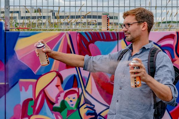 Graffitikünstler Tom Brane schuf Szenen aus dem Freiburger Leben an der neuen Trasse der Stadtbahn Messe.
Der Künstler mit seinen "Werkzeugen".