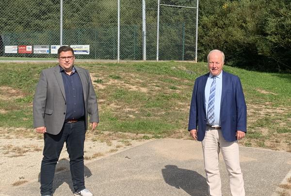 Biederbachs Bürgermeister Rafael Mathis (links) und Bundestagsabgeordneter Peter Weiß begutachten die von der Gemeinde präferierte Variante des Radwegs. Ausgehend vom Sportplatz des SV Biederbach könnte der Radweg zwischen Landstraße L101 und Biederbach hoch in Richtung Kirchhöf führen.
Bild: Büro Peter Weiß Biederbachs Bürgermeister Rafael Mathis (links) und Bundestagsabgeordneter Peter Weiß begutachten die von der Gemeinde präferierte Variante des Radwegs. Ausgehend vom Sportplatz des SV Biederbach könnte der Radweg zwischen Landstraße L101 und Biederbach hoch in Richtung Kirchhöf führen.
Bild: Büro Peter Weiß