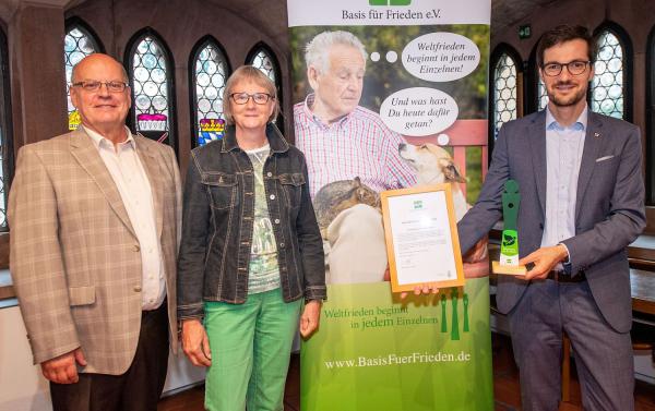 "Basis für Frieden"-Preis für Oberbürgermeister Martin Horn (Freiburg).
Von links: Wilfried Ludwigs und Ute Ludwigs von Basis für Frieden überreichen den Basis für Frieden-Preis
an Oberbürgermeister Martin Horn.
Foto: Basis für Frieden e.V. - Stadt Freiburg,
"Basis für Frieden"-Preis für Oberbürgermeister Martin Horn (Freiburg).
Von links: Wilfried Ludwigs und Ute Ludwigs von Basis für Frieden überreichen den Basis für Frieden-Preis
an Oberbürgermeister Martin Horn.
Foto: Basis für Frieden e.V. - Stadt Freiburg,