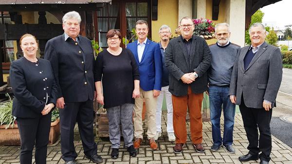 V.l.: Wirtschaftsförderin Nicole Riße-Hasenkamp, Markus und Renate Glöckler, Bürgermeister Volker Kieber, Roland Teufel, Peter Lob, Wolfgang Hauser und Karlheinz Burgert
Foto: Stadt Bad Krozingen V.l.: Wirtschaftsförderin Nicole Riße-Hasenkamp, Markus und Renate Glöckler, Bürgermeister Volker Kieber, Roland Teufel, Peter Lob, Wolfgang Hauser und Karlheinz Burgert
Foto: Stadt Bad Krozingen