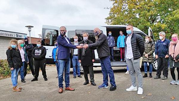 Armin Volz und Artur Zgoda bei der Übergabe von Schlüssel und Papieren des neuen Busses an den Fördervereinsvorsitzenden Peter Welz
Bild: Förderverein der Eduard-Spranger-Schule Armin Volz und Artur Zgoda bei der Übergabe von Schlüssel und Papieren des neuen Busses an den Fördervereinsvorsitzenden Peter Welz
Bild: Förderverein der Eduard-Spranger-Schule