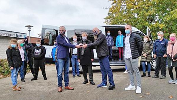 Armin Volz und Artur Zgoda bei der Übergabe von Schlüssel und Papieren des neuen Busses an den Fördervereinsvorsitzenden Peter Welz

Bild: Förderverein der Eduard-Spranger-Schule