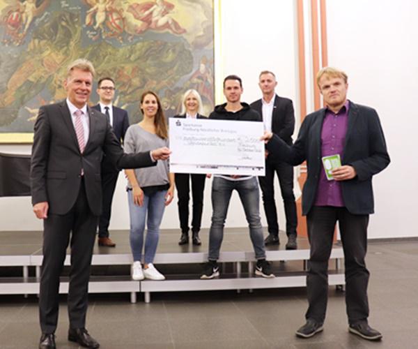 V.li.: Marcel Thimm (Vorstandsvorsitzender Sparkasse), Marc Winsheimer (Referatsleiter Gesellschaftliches Engagement Sparkasse), Caroline Chrobok, Beate Schwarz (stv. Vorstandsmitglied Sparkasse), Nicolas Höfler (SC Freiburg), Frank Schweizer (Vorstand Wir helfen Kindern e.V.), Detlef Berger (Wendepunkt e.V.)
Bild: Wir helfen Kindern e.V. V.li.: Marcel Thimm (Vorstandsvorsitzender Sparkasse), Marc Winsheimer (Referatsleiter Gesellschaftliches Engagement Sparkasse), Caroline Chrobok, Beate Schwarz (stv. Vorstandsmitglied Sparkasse), Nicolas Höfler (SC Freiburg), Frank Schweizer (Vorstand Wir helfen Kindern e.V.), Detlef Berger (Wendepunkt e.V.)
Bild: Wir helfen Kindern e.V.