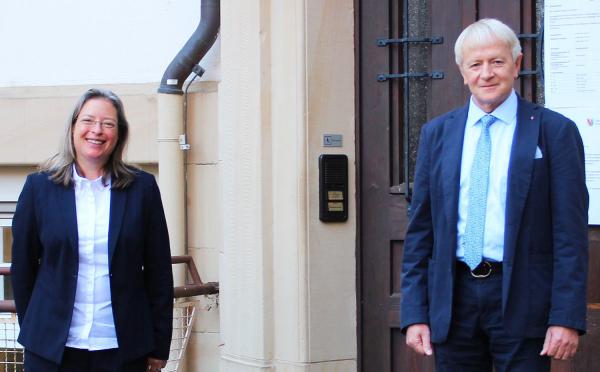 Von Ausländerbehörde über Heimaufsicht bis zu Waffenrecht - Katharina Menge übernahm Leitung des Ordnungsamtes im Landkreis Emmendingen von Karl-Heinz Burger.
Die neue Amtsleiterin Katharina Menge mit ihrem Vorgänger Karl-Heinz Burger vor der Tür des Ordnungsamtes, Landratsamt Emmendingen.
Foto: Landratsamt Emmendingen - Silke Tebel-Haas Von Ausländerbehörde über Heimaufsicht bis zu Waffenrecht - Katharina Menge übernahm Leitung des Ordnungsamtes im Landkreis Emmendingen von Karl-Heinz Burger.
Die neue Amtsleiterin Katharina Menge mit ihrem Vorgänger Karl-Heinz Burger vor der Tür des Ordnungsamtes, Landratsamt Emmendingen.
Foto: Landratsamt Emmendingen - Silke Tebel-Haas
