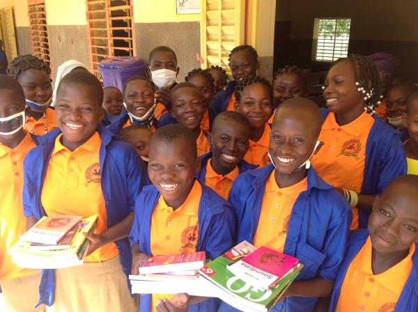 Vom Freiburger Verein unterstützte Schulkinder (© Operieren in Afrika e.V.)