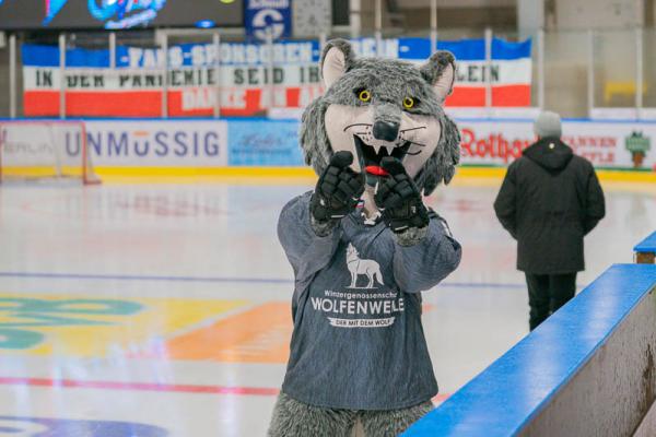 Wölfe Freiburg ringen Tölzer Löwen in der Verlängerung mit 4:3 nieder - Wolfi, das Maskottchen des EHC Freiburg grüßt von der Eisfläche. 

REGIOTRENDS-Foto: Jens Glade