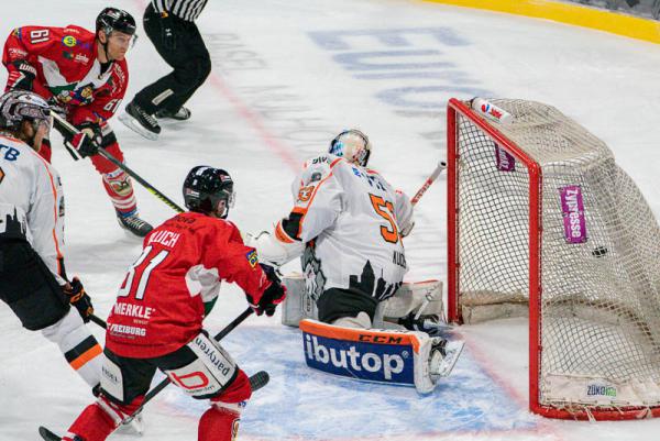 Eishockey: Der EHC Freiburg hat sein Auswärtsspiel bei den Löwen Frankfurt mit 3:4 in der Verlängerung verloren - Chad Bassen und Christian Billich sorgten kurz vor Spielende noch für den Ausgleich für die Wölfe.
REGIOTRENDS-Archivbild: Jens Glade Eishockey: Der EHC Freiburg hat sein Auswärtsspiel bei den Löwen Frankfurt mit 3:4 in der Verlängerung verloren - Chad Bassen und Christian Billich sorgten kurz vor Spielende noch für den Ausgleich für die Wölfe.
REGIOTRENDS-Archivbild: Jens Glade