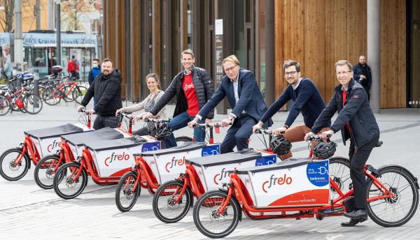 Ab sofort: Fahrradverleihsystem Frelo in Freiburg wird um 20 Lasten-Pedelecs erweitert.
Von links:  Onur Semerci (Projektmanager bei nextbike), Luisa Stenmans (Frelokoordinatorin VAG), Oliver Benz (Vorstand VAG), Martin Haag (Verkehrs- und Baudezernent Freiburg), Oberbürgermeister Martin Horn und Stephan Bartosch (Vorstand VAG).

Foto: Freiburger Verkehrs AG - Patrick Seeger

 