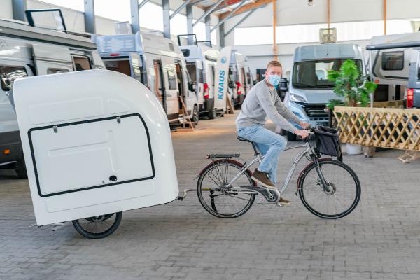 „Wide Path Camper“ - Wohnwagen für Fahrräder - Hendrik Dittmers von WVD Südcaravan in Freiburg-Hochdorf fährt mit dem neuen Fahrad-Camper. 

REGIOTRENDS-Foto: Jens Glade