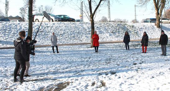 Das Organisationsteam des Films beim Drehtermin.
Von links: Yvonne Baum, Gleichstellungsbeauftragte Landkreis Emmendingen; Katharina Katt, Chancengleichheitsbeauftragte Stadt Emmendingen; Katja Lang, Beauftragte für Chancengleichheit am Arbeitsmarkt Jobcenter Landkreis Emmendingen; Andrea Klimak, Beauftragte für Chancengleichheit am Arbeitsmarkt Agentur für Arbeit; Reinhold Ganz, Integrationsbeauftragter Landkreis Emmendingen
Bild: Stadt Emmendingen Das Organisationsteam des Films beim Drehtermin.
Von links: Yvonne Baum, Gleichstellungsbeauftragte Landkreis Emmendingen; Katharina Katt, Chancengleichheitsbeauftragte Stadt Emmendingen; Katja Lang, Beauftragte für Chancengleichheit am Arbeitsmarkt Jobcenter Landkreis Emmendingen; Andrea Klimak, Beauftragte für Chancengleichheit am Arbeitsmarkt Agentur für Arbeit; Reinhold Ganz, Integrationsbeauftragter Landkreis Emmendingen
Bild: Stadt Emmendingen