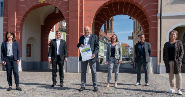 Aktionsbündnis „Pro Innenstadt“ für Emmendingen unterzeichnet - Von links: Wirtschaftsförderin Petra Mörder, IHK-Präsident Dr. Steffen Auer, Oberbürgermeister Stefan Schlatterer, Beate Desenzani (Kultur, Sport, Freizeit), IHK-Referent Thomas Kaiser, Gewerbevereinsvorsitzende Gabi Beckmann.
REGIOTRENDS-Foto: Jens Glade Aktionsbündnis „Pro Innenstadt“ für Emmendingen unterzeichnet - Von links: Wirtschaftsförderin Petra Mörder, IHK-Präsident Dr. Steffen Auer, Oberbürgermeister Stefan Schlatterer, Beate Desenzani (Kultur, Sport, Freizeit), IHK-Referent Thomas Kaiser, Gewerbevereinsvorsitzende Gabi Beckmann.
REGIOTRENDS-Foto: Jens Glade