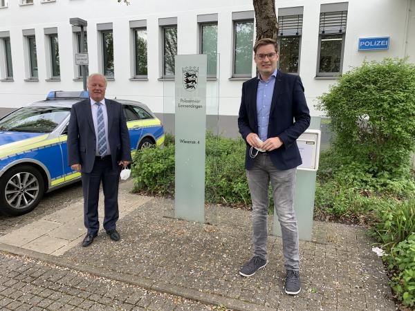 Bundestagsabgeordneter Peter Weiß und CDU-Bundestagskandidat Yannick Bury vor dem wiederbezogenen Dienstgebäude des Polizeireviers Emmendingen.