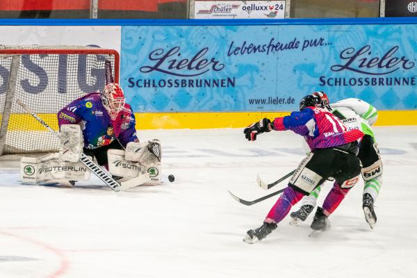 EHC Freiburg siegt am frühen Sonntagabend in Bietigheim mit 3:2 - Torhüter Enrico Salvarani wuchs über sich hinaus und sicherte den Wölfen den wichtigen Auswärtssieg.
REGIOTRENDS-Archivfoto: Jens Glade EHC Freiburg siegt am frühen Sonntagabend in Bietigheim mit 3:2 - Torhüter Enrico Salvarani wuchs über sich hinaus und sicherte den Wölfen den wichtigen Auswärtssieg.
REGIOTRENDS-Archivfoto: Jens Glade