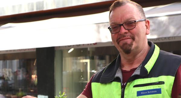 Neue Essgewohnheiten verursachen mehr Müll – vor allem Pizzakartons fallen an
Schlosser bei den TBW Klaus Schätzle
Foto: Stadt Waldkirch Neue Essgewohnheiten verursachen mehr Müll – vor allem Pizzakartons fallen an
Schlosser bei den TBW Klaus Schätzle
Foto: Stadt Waldkirch