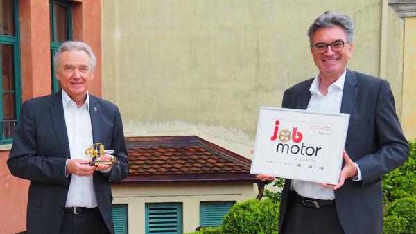 Europa-Park als treibende Kraft in der Regio.
Europa-Park Inhaber Jürgen Mack freut sich über die Auszeichnung "Jobmotor", die ihm von Dieter Salomon überreicht wird. 

Foto: Europa-Park 