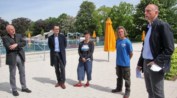 Nach den Corona-Lockerungen steht dem Saisonstart am 1. Juni 2021 im Emmendinger Freibad über der Elz nichts mehr im Weg. Heute Morgen informierten die Stadtwerke als Betreiber des Freibads über die am Dienstag beginnende Saison.
Von links: Oberbürgermeister Stefan Schlattterer, Ralf Oberle (1. Vorsitzender DLRG Emmendigen), Manuela Oberle (DLRG, Leitung Rettungsschwimmer und DLRG-Jugend), Jörg Staiger (Schwimm-Meister), Björn Michel (Geschäftsführung Stadtwerke Emmendingen)

Aus der Pressekonferenz:
- Erst am Mittwoch der letzten Woche wurde der Öffnungsermin bekannt.
- Derzeit wird mit Hochdruck die Anlage betriebsbereit gemacht (Schilder, Kennzeichnung der Wege, Grünanlagen...)
- Im letzten Jahr zeigten die Besucher (45.000) viel Verständnis für die Hygienemaßnahmen
- Die gute Zusammenarbeit mit der DLRG beim Wachdienst wird fortgesetzt Die Stadtwerke als Betreiber sind dankbar für den Einsatz
- DLRG-Vorsitzender Ralf Oberle kündigte Schwimmkurse für Kinder in der Zeit von 13-14 Uhr an (ab Mitte Juni) 
- Die Rettungsschwimmer können ab 19 Uhr im Bad trainieren.
- Die Stadt gleicht wieder einen Teil des zu erwartenden Fehlbetrags aus. OB Schlatterer: "Freizeitangebot für die Bürger hat Vorrang vor wirtschaftlichen Überlegungen." (Beuscherzahl vor der Pandemie bis zu 120.000) 
- Insgesamt gibt es in der Stadt ab nächster Woche acht Schnelltest-Angebote

Bild: Reinhard Laniot / "EM-extra"- RT-Lokalteam Emmendingen