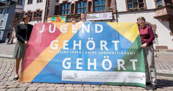 „Jugend gehört gehört“: Welchen Bedarf an offener Kinder- und Jugendarbeit gibt es in Freiburg?
Kickoff des Beteiligungsprojekts (von links): Bildungsbürgermeisterin Christine Buchheit, Jugendhilfeplaner Johannes Merz und Gabi Wesselmann (Leiterin des Amts für Kinder, Jugend und Familien) sind gespannt, was die Jugendlichen zu sagen haben.
Foto: Stadt Freiburg - Patrick Seeger „Jugend gehört gehört“: Welchen Bedarf an offener Kinder- und Jugendarbeit gibt es in Freiburg?
Kickoff des Beteiligungsprojekts (von links): Bildungsbürgermeisterin Christine Buchheit, Jugendhilfeplaner Johannes Merz und Gabi Wesselmann (Leiterin des Amts für Kinder, Jugend und Familien) sind gespannt, was die Jugendlichen zu sagen haben.
Foto: Stadt Freiburg - Patrick Seeger