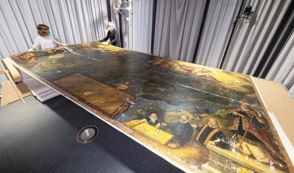 Ab 10. Juni: Live-Restaurierung im Kaiserfenster-Foyer - Augustinermuseum Freiburg bietet besondere Einblicke.
Restauratoren beim Ausrollen des Korntawerplans im Augustinermuseum.
Foto: Stadt Freiburg - Patrick Seeger Ab 10. Juni: Live-Restaurierung im Kaiserfenster-Foyer - Augustinermuseum Freiburg bietet besondere Einblicke.
Restauratoren beim Ausrollen des Korntawerplans im Augustinermuseum.
Foto: Stadt Freiburg - Patrick Seeger