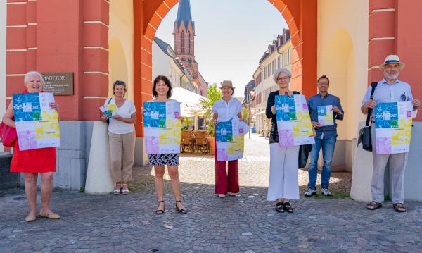 Schaufensterausstellung „Offen für Kunst“ soll Innenstadt von Emmendingen beleben.
Von links: Uschi Krüger (Kunst in EM), Gabriela Beckmann (Vorsitzende Gewerbeverein Emmendingen), Wirtschaftsförderin Petra Mörder, Beate Desenzani (Stadtmarketing Emmendingen), Paula Seeger (Kunst in EM), Thomas Kaiser (IHK Südlicher Oberrhein) und Rainer Glaser (Kunst in EM).

REGIOTRENDS-Foto: Jens Glade